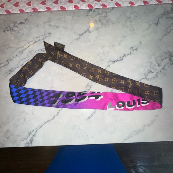 - Louis Vuitton Bandeau NEW WITH DUST BAG AND BOX RARE - Picture 3 of 9